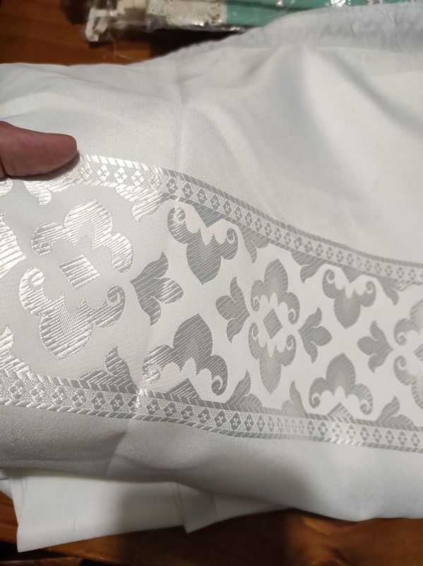Tela de cortina blanca con cenefa 
